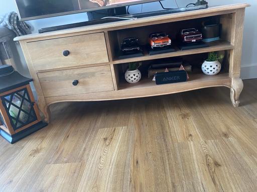  — Tv stand