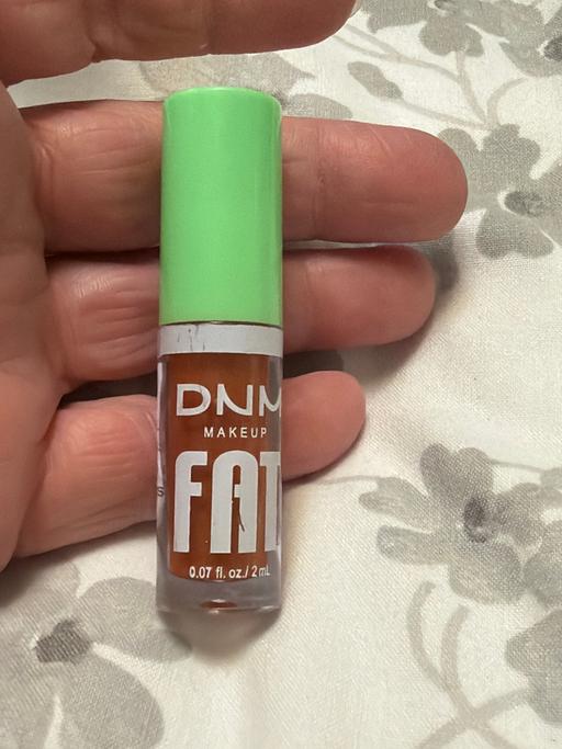  — DNM lip oil