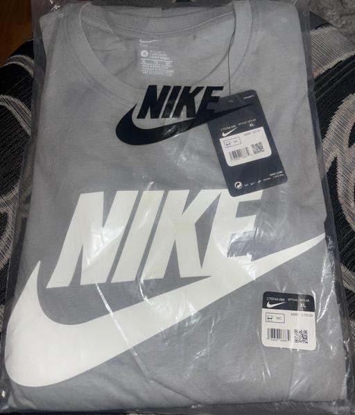  — Men’s grey Nike top and shorts set size xl