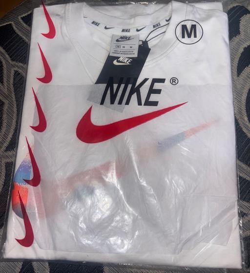  — Nike top size medium