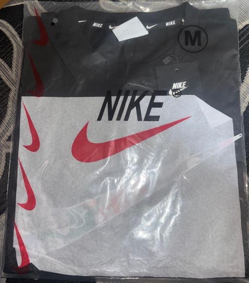  — Nike top size medium