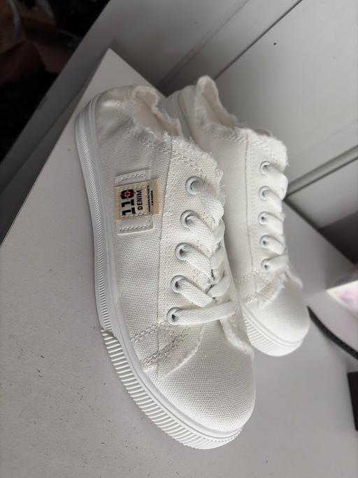  — Ladies low back sneakers