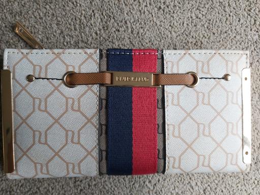  — River island purse