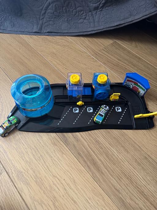  — Compact car wash playset & 2 cars