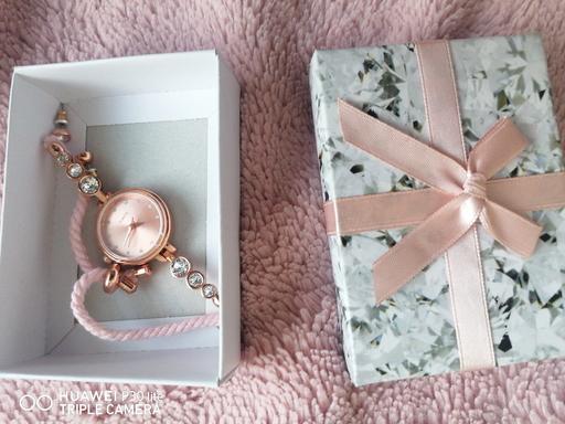  — Quartz watch & earrings set