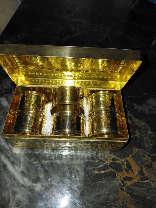  — x6 hammered brass napkin rings in brass box
