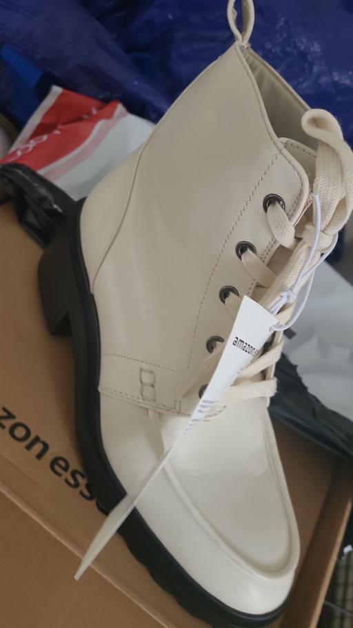  — brand new boxed soze 8 womens cream white lea