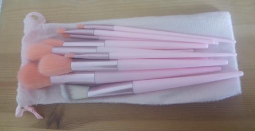  — Makeup brushes)