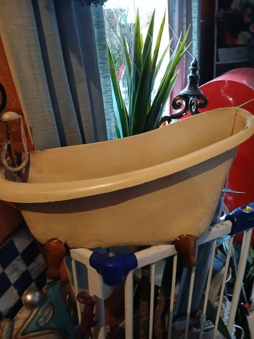  — wall art tin bath
