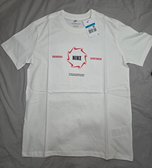  — white and red nike t size M