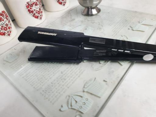  — Tony & Guy hair straightners