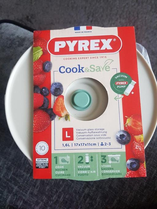  — NEW Pyrex vacuum storage container 1.6L