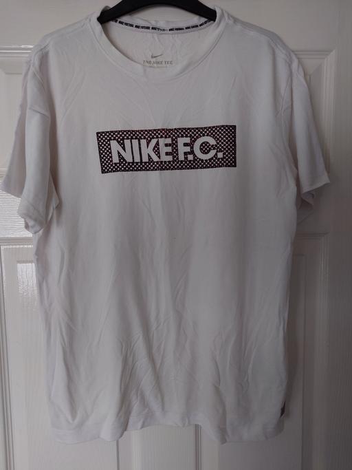  — Mens white Nike top size M