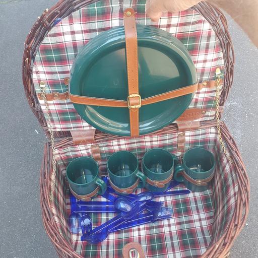  — Lovely , Hunter Wicker Picnic Basket , 18 in