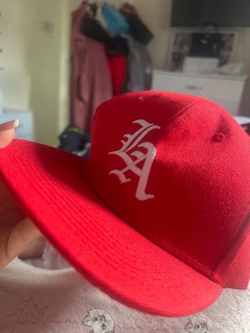  — LA red cap