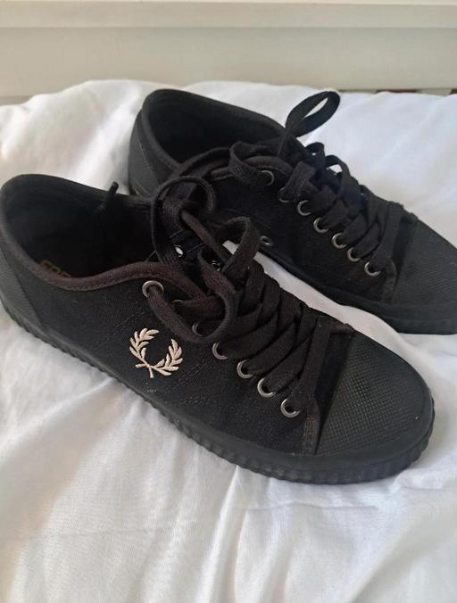 — size 6 women's Fred Perry Hughes low
