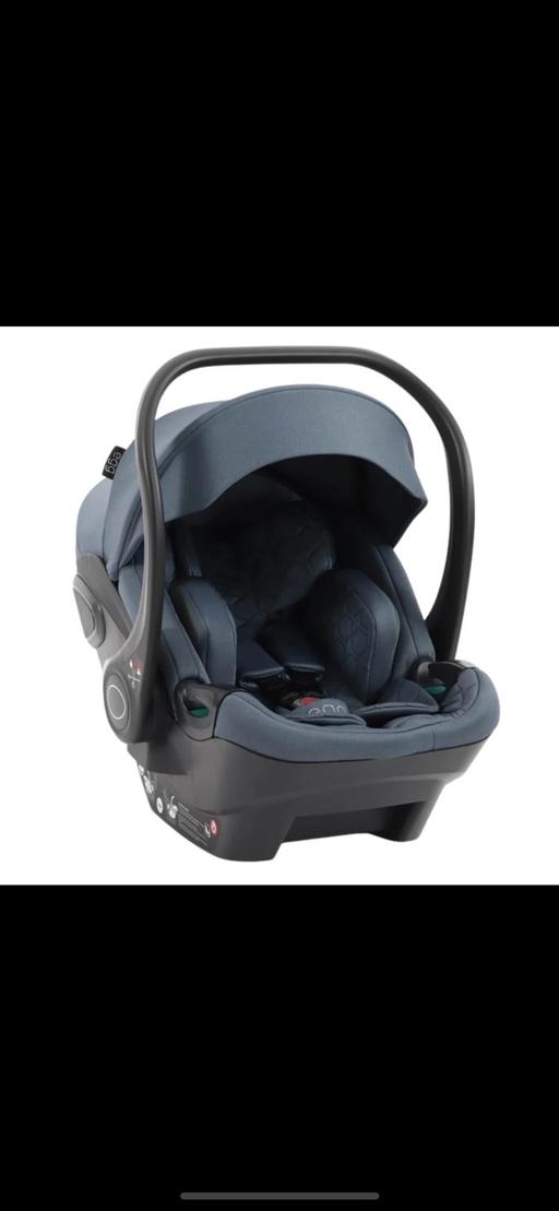  — Egg car seat