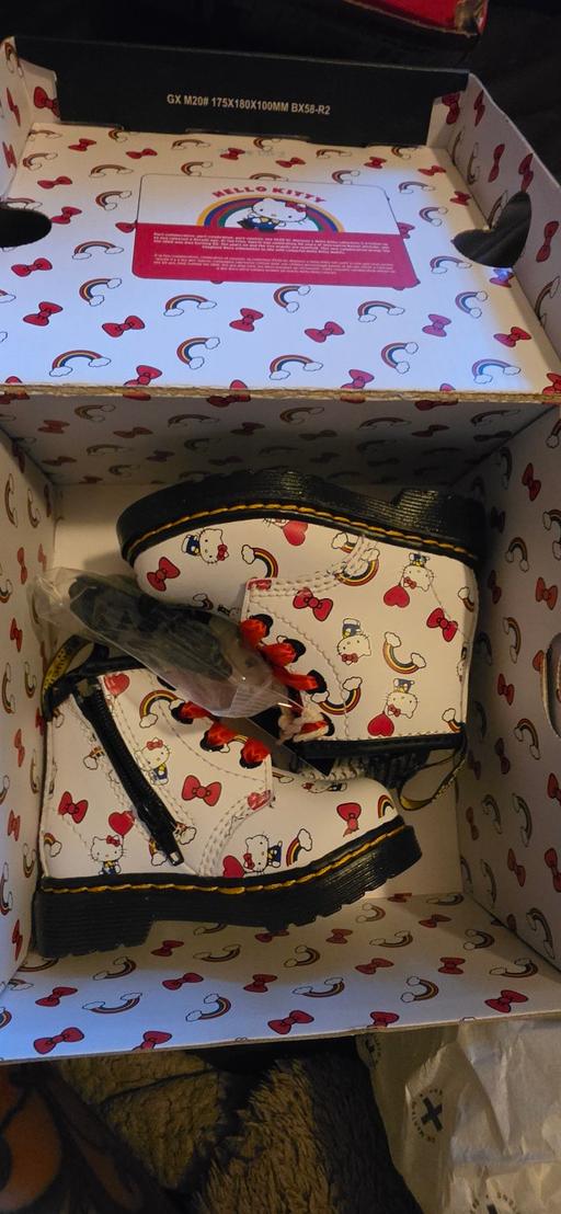  — Dr.Martens hello kitty