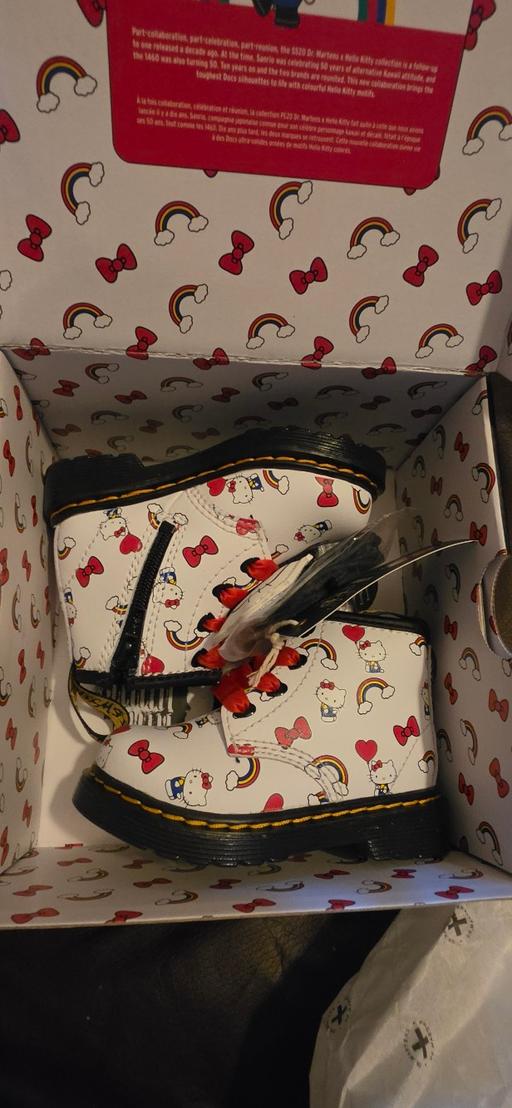  — Dr.Martens hello kitty