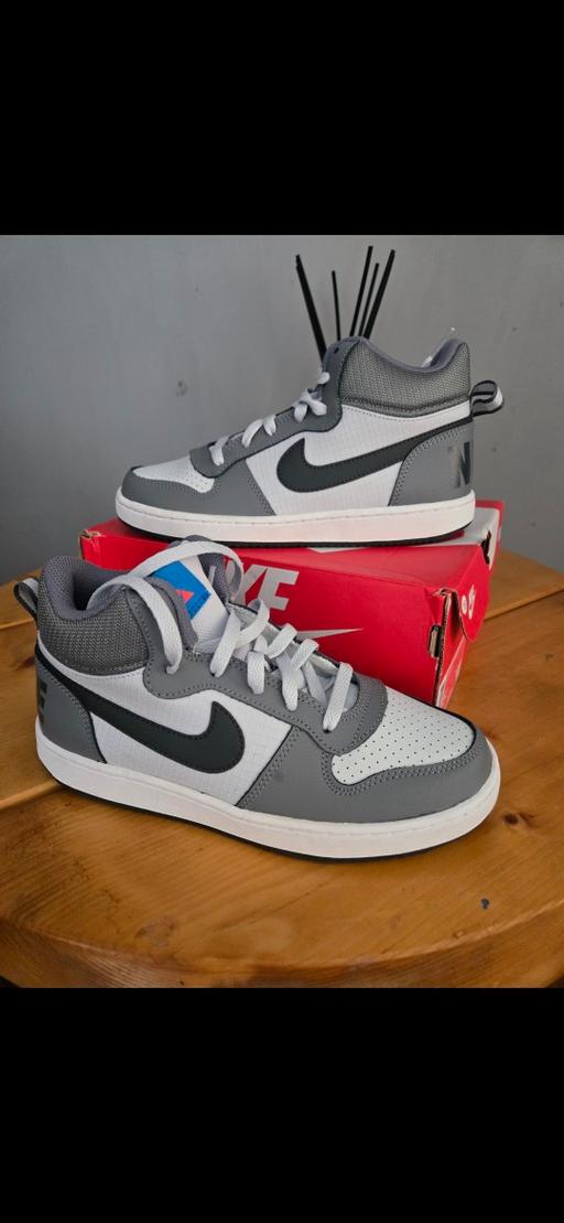  — unisex size 5 Nike court trainers