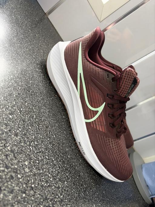 — Ladies Nike trainers