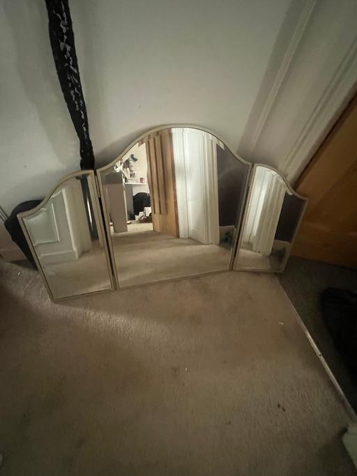  — Dressing table mirror