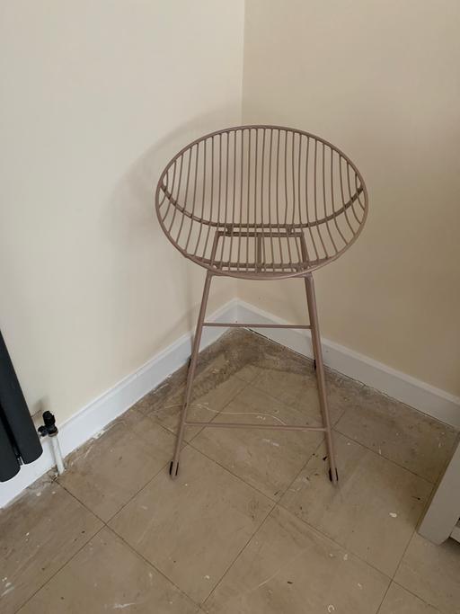  — Metal bar stool metallic
