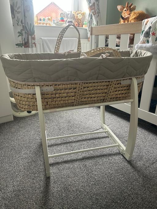  — Moses basket and rocking stand