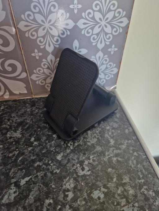  — brand new phone stand