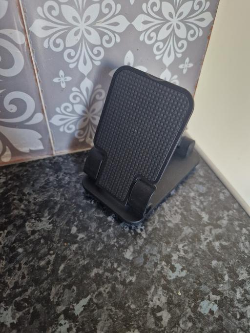  — brand new phone stand