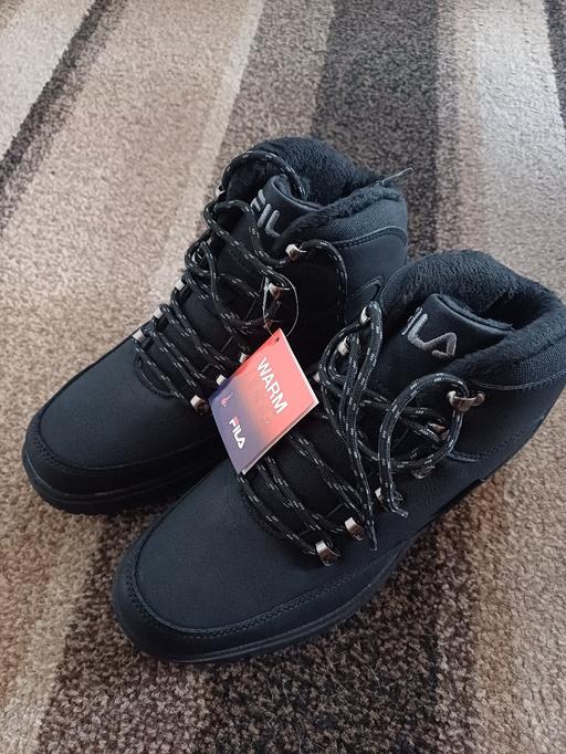  — fila boots size 5