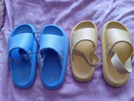  — girls sliders with straps size 11