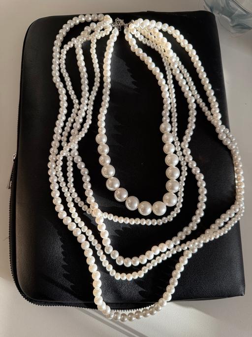  — Multilayered faux pearl necklace
