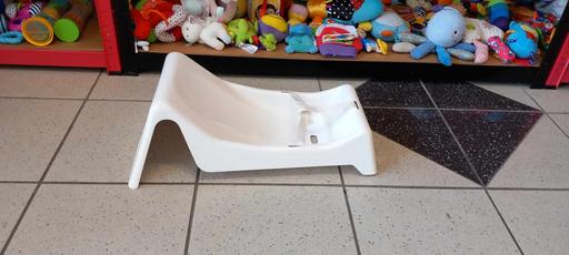  — Baby bath seat with straps