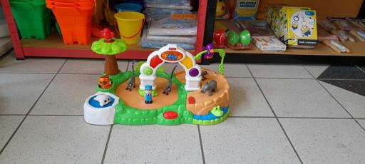  — Children's toy zoo playset