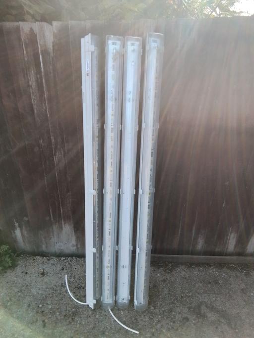  — 4 tube lights
