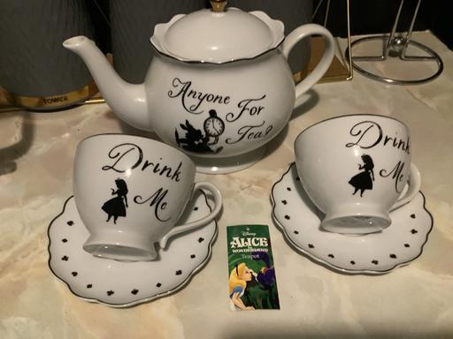 — Disney Alice in wonderland set