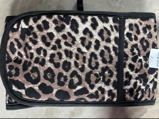  — Leopard print oven gloves