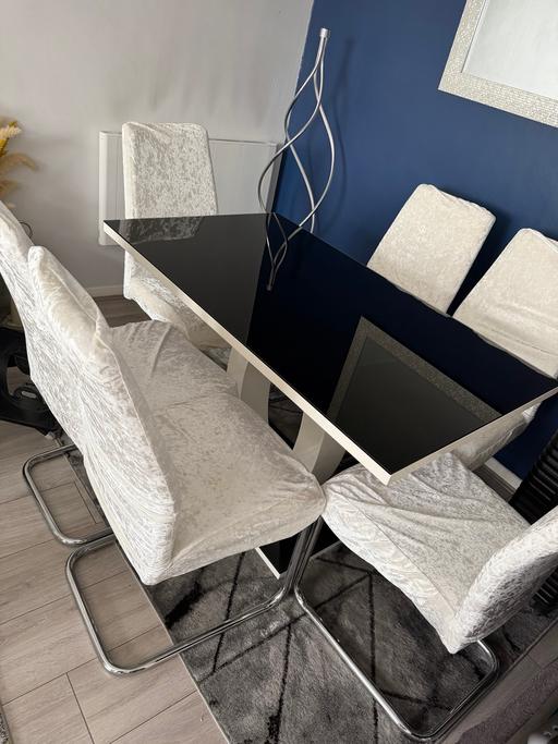  — Dining table with 6 chairs