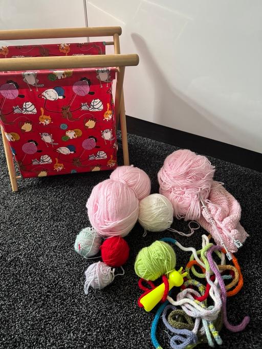  — Knitting basket and wool
