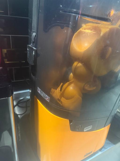  — Zumex Orange Juice Machine