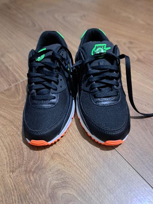  — Woman nike trainers