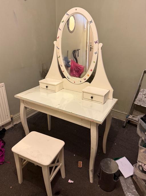  — Dressing mane up table