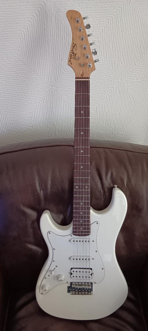  — Immaculate Left Handed Stratocaster Style Gui