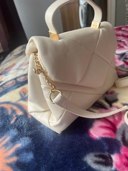  — Lady s hand bag white