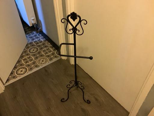  — Toilet roll holder