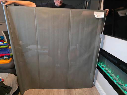  — Rectractable,portable pet safety gate