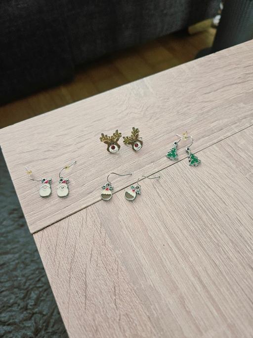  — 4 pairs of xmas earrings, pierced ears.