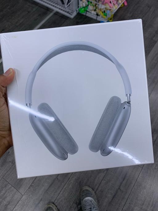  — Wireless headphones