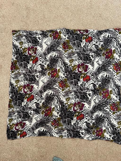  — Ladies scarf